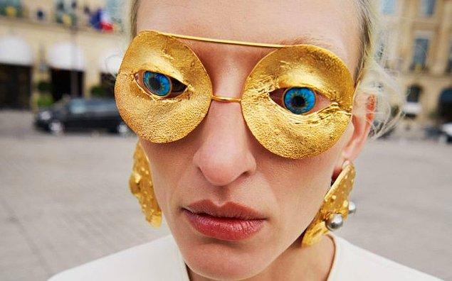 4. Gözlükleri birer aksesuara dönüştüren markanın iddialı altın tasarımları bu yıl da konuşulacak gibi.