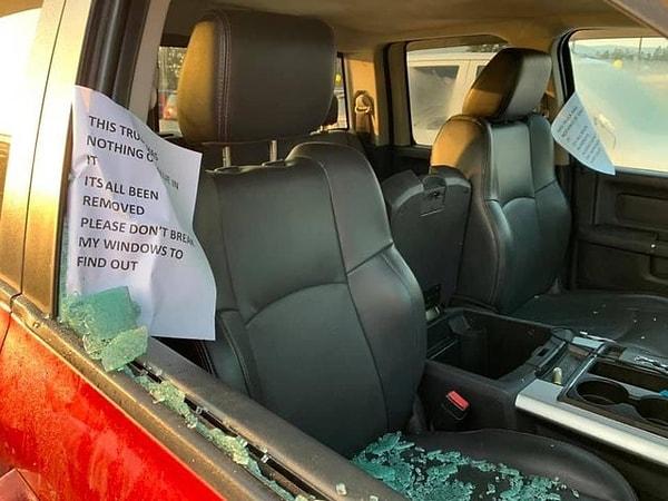 1. 'İçeride bir şey yok camı kırmayınız' yazısına rağmen arabanın camını kırmışlar...