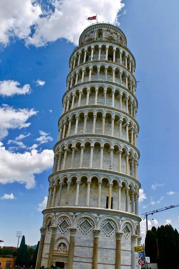 20. Eğik olan Pisa Kulesi hiçbir zaman dik olmadı. Bu eğiklik, kuleyi inşa eden işçiler ikinci kata geçtiklerinde başladı.