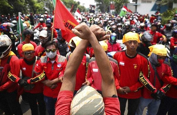 Yatırımları artırmak amacı ile çevresel korumaları ve işçi haklarını zayıflatan yasa tasarısının kabul edilmesinin ardından Endonezya'da sokaklar karıştı.