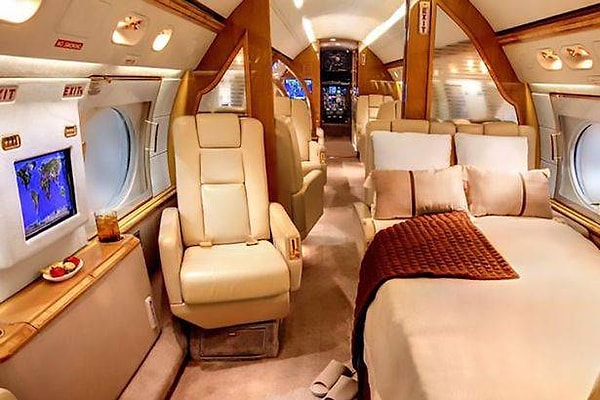 2004 model Gulfstream V olan bu uçakta mutfak, 2 tane banyo ve 8 yatağa dönüşebilen 16 koltuk bulunuyor.