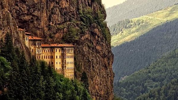 5. Mükemmel bir manzaraya sahip olan bu manastıra diyecek pek söz yok... Peki nerede bu manastır?