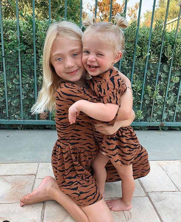 Yedi yaşındaki Everleigh Rose Soutas'ın Instagram sayfası; moda bloggerı annesi ve Los Angeles'ta fotoğraf sanatçısı olan Savannah LaBrant tarafından yönetiliyor.