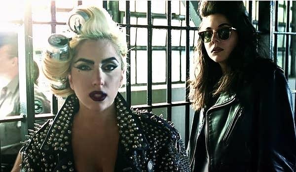 5. Gaga'nın kardeşi Natali Germanotta "Telephone" şarkısının klibinde Gaga'nın hapis arkadaşı olarak görülüyor.