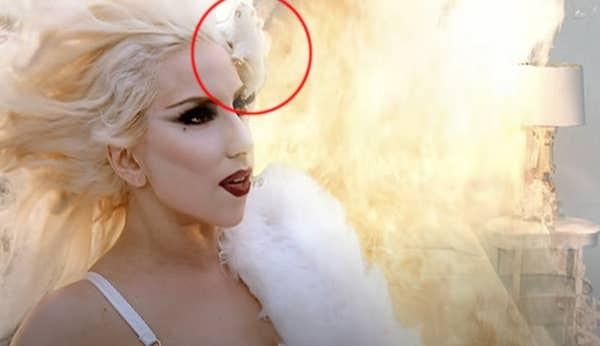 14. "Bad Romance" klibinde bir Rus gangsterini diri diri yakan Gaga'nın kafasında sahte beyaz bir fare var.