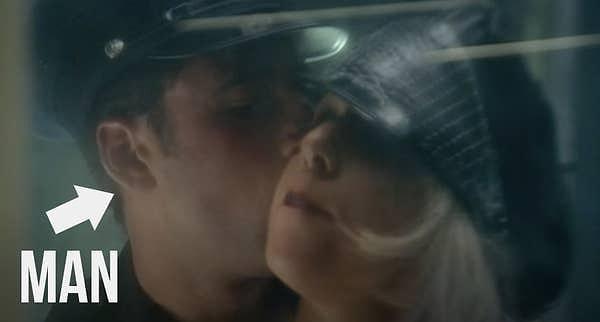16. Gaga, "LoveGame" de onunla öpüşmek için bilet denetçisini kabine çektiğinde, kamera ileri geri hareket ederken karakter bir erkeğe bir kadına dönüşüyor.