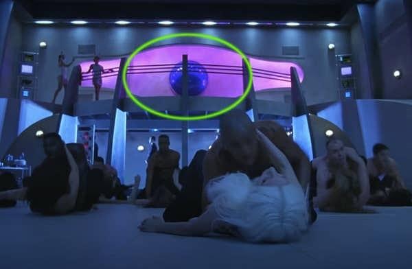 21. "G.U.Y" klibinde  "laboratuvar" sahnesinin arka planında görünen yarım küre tıpkı mavi "Gazing Ball" heykelleri sanatçısı Jeff Koons'un meşhur olduğu heykellere benziyor.