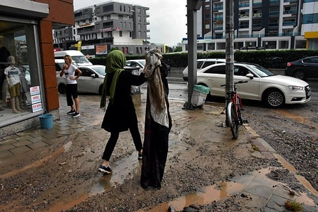 İzmir'de Sağanak Nedeniyle  Ev ve İş Yerlerini Su Bastı