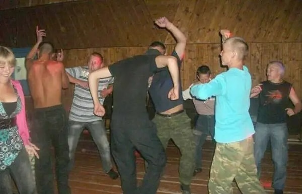 11. Были на каждой дискотеке глубинки и свои звезды. Если девушке было достаточно иметь эффектную внешность, то к парням требования были гораздо жестче. Стать хедлайнером можно было показав класс в танце, особенно в модном в то время брейк-дансе.