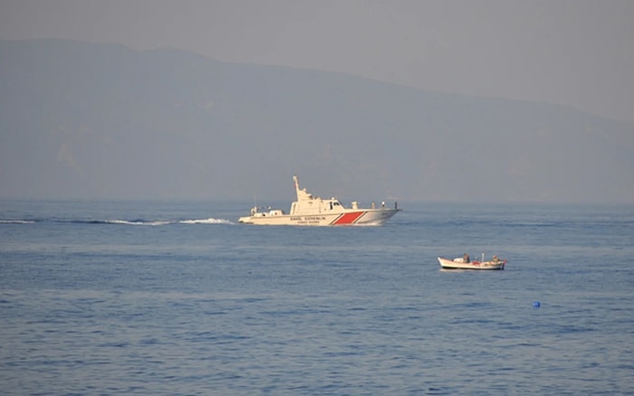 İzmir'de Yurt Dışına Geçmeye Çalışanları Taşıyan Tekneye Operasyon