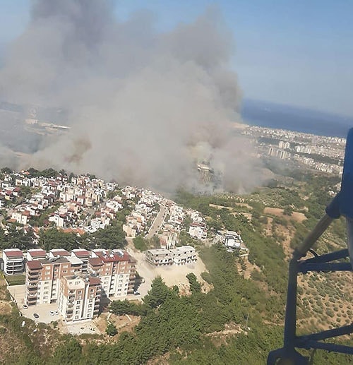 Polisten Tahliye Anonsu: Hatay'da Orman Yangını Yerleşim Yerlerine Sıçradı