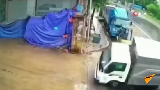 Yağmurda Kayan Kamyonetin Hızlı ve Öfkeli Tadındaki Görüntüleri