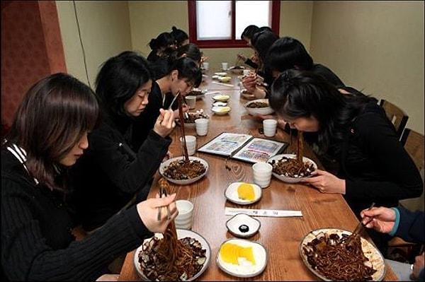 4. Hepimiz 14 Şubat'ta yalnız olmanın stresini yaşarken Güney Koreliler bekarlara özel 'Kara Gün' adını verdikleri özel bir gün kutluyorlar.