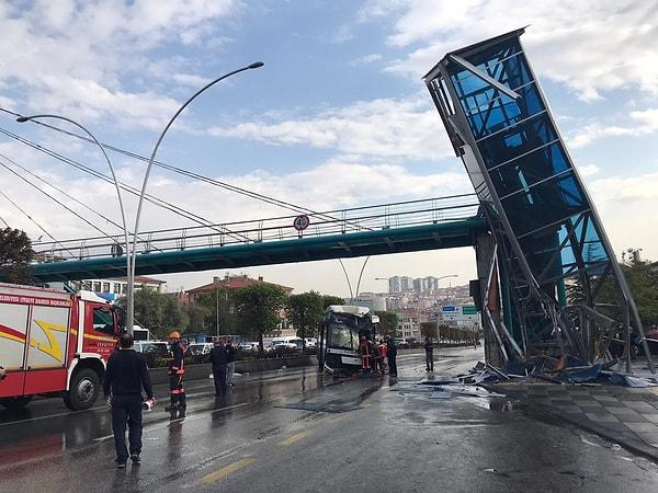 Ömer Halisdemir Bulvarı'nda yağış nedeniyle kontrolden çıkan belediye otobüsü, yol üzerindeki yolcu durağı ve üst geçit asansörüne çarptı.