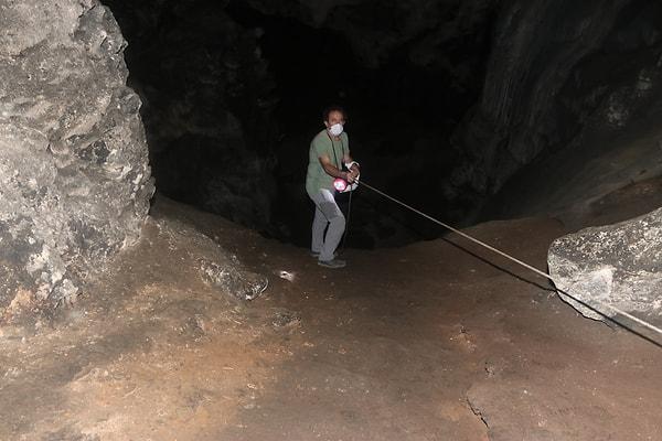 Girişinde geniş bir boşluk bulunan mağaranın içine dar bir geçitten sürünerek giriliyor.