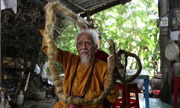 80 yıldır saçını kesmeyen Vietnamlı adam gören herkesin dikkatini çekmeyi başardı.