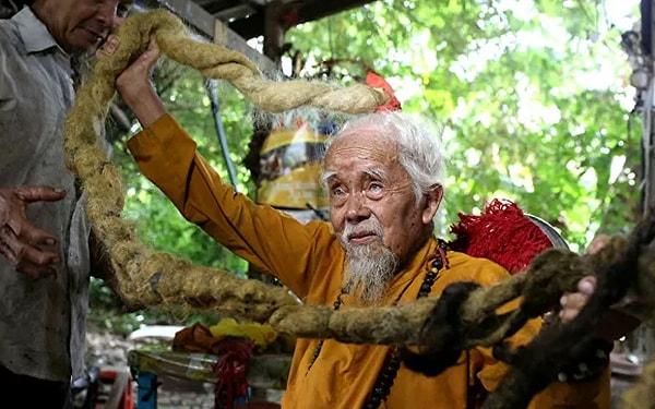 92 yaşındaki Nguyen Van Chien, 80 yıldır saçını ne kesiyor ne de yıkıyor.
