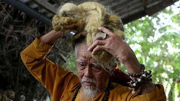 Saçının bakımında ise kendisine 62 yaşındaki oğlu yardım ediyor. Oğlu da Nguyen gibi bu durumun kutsal olduğuna inanıyor.