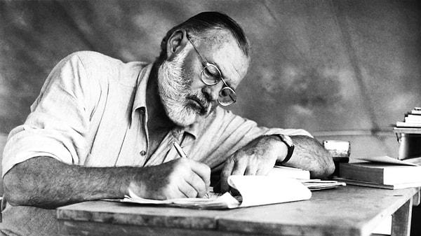 15. Ernest Hemingway hayatının ilerleyen yıllarında FBI tarafından izlendiği düşüncesiyle dolmuş, bunun sonucunda da elektroşok tedavisine maruz kalmıştı. Sonradan ortaya çıktığına göre ünlü yazar gerçekten de izleniyordu.