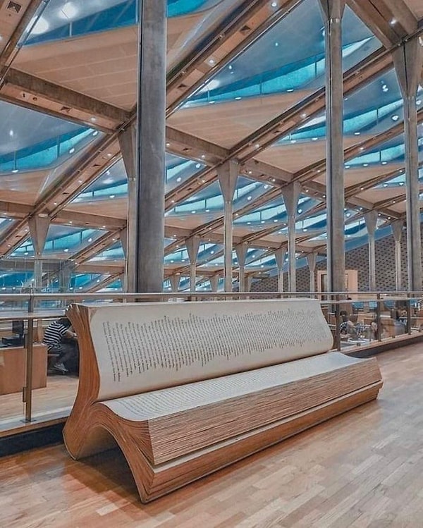 3. Скамейка в Александрийской библиотеке