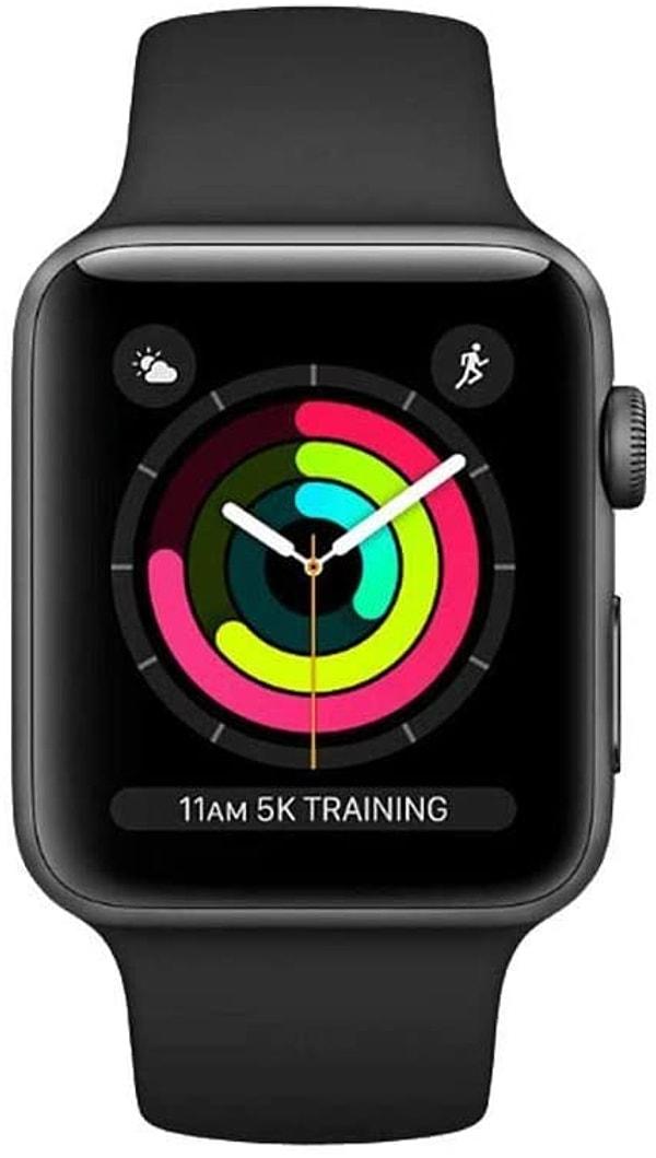 20. Bir de Apple Watch seçeneği eklemeden olmaz diye düşündüm. Apple'ın seri 3 alüminyum kasalı ve siyah spor kordonlu akıllı saati de çok beğenilenler arasında. Eğer eşiniz bir Apple fanatiği ise ve bütçeniz de uygunsa, bu hediyeye kesin bayılacaktır.