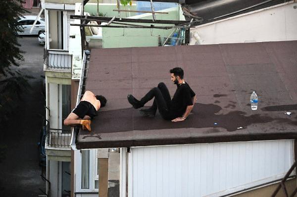 Bir arkadaşının gelerek çatıdan indirmeye çalıştığı B.K., intihar edeceğini söyledi.