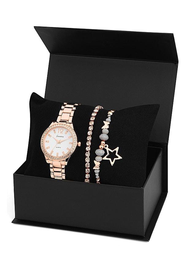 16. Şık kutusunda saat ve bileklik seti. Fiyatı da çok uygun. Saat takmayı seven sevgiliniz için harika bir hediye olabilir.