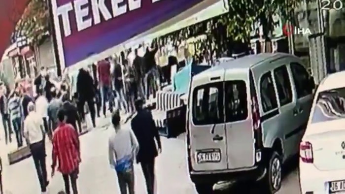 İstanbul'da Çocuğa Çarpan Minibüs Şoförüne Meydan Dayağı