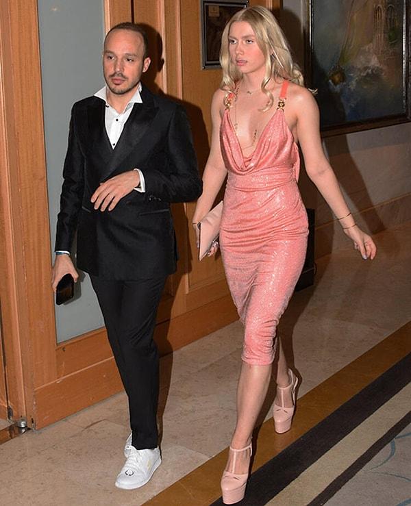Bir yıl önce modacı Gülnur Güneş'in düğününe katılan Aleyna Tilki, Versace marka pembe bir elbise giymiş bu tercihiyle de oldukça konuşulmuştu.