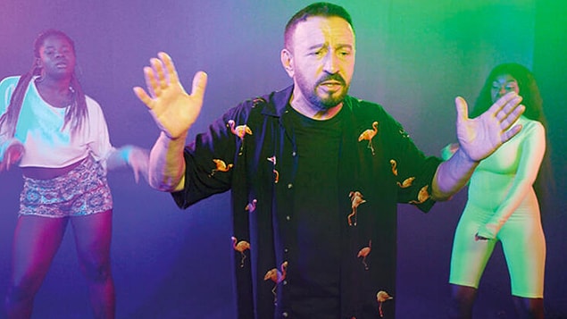 8. Hürriyet gazetesi magazin yazarı Mehmet Üstündağ, şarkıcı Mustafa Topaloğlu'nun dansçılarının otel parasını ödeyemediği için onları evinde ağırladığını iddia etti.