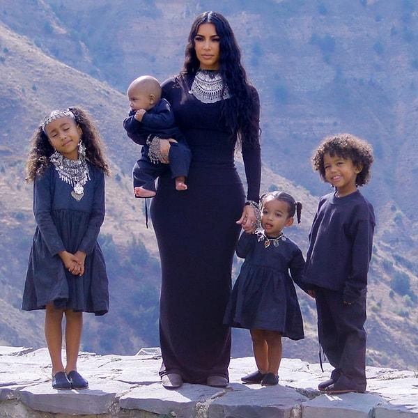 Ermeni kökenli Kim Kardashian ise her fırsatta Ermenistan'ı ziyaret ediyor ve savunuyor.