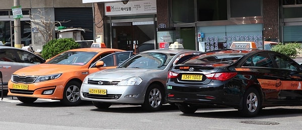 1. В Южной Корее у водителей такси есть статус, который можно определить по цвету самого такси.