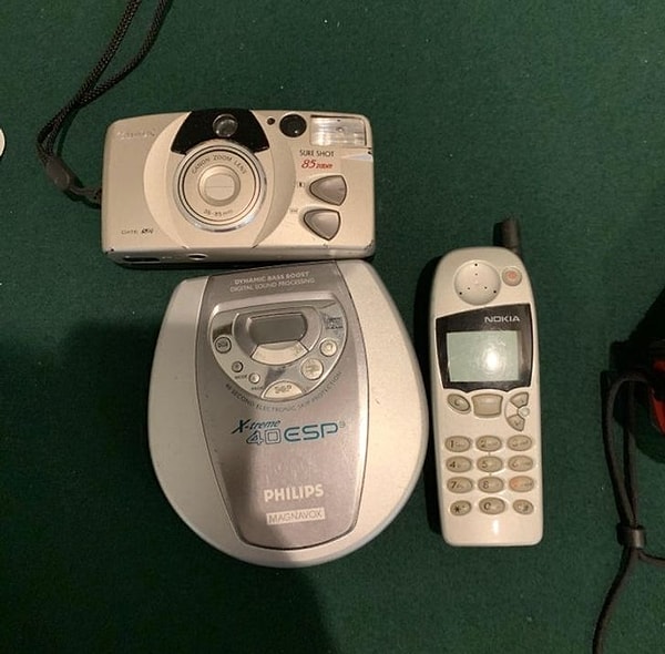 16. Когда-то мы таскали все эти гаджеты с собой, дабы иметь возможность делать то, что делаем сейчас с любого смартфона