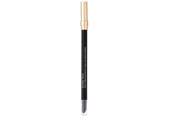 6. Bir ucunda kalem, diğer ucunda dağıtıcı sünger bulunan göz kalemiyle dumanlı göz makyajı yapmak çok kolay.