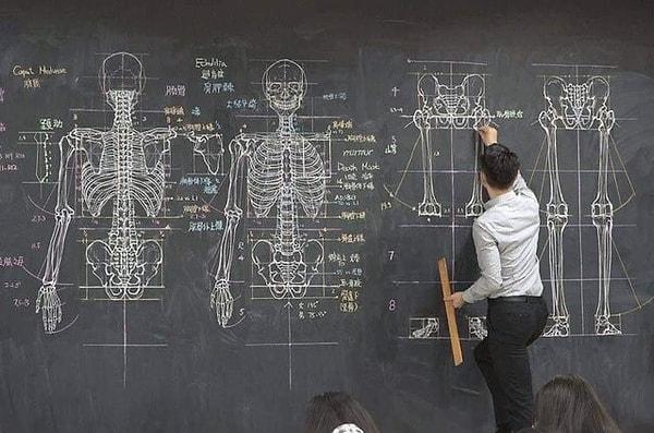 7. Kara tahta üzerinde yaptığı çizim ile kalbimizi fetheden anatomi öğretmeni.