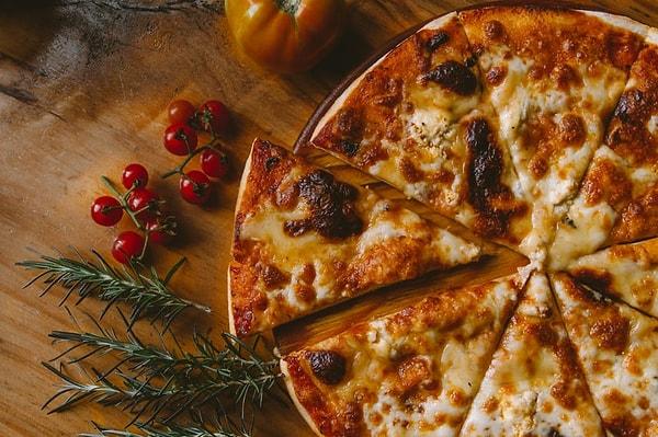 12. İlk pizza siparişini 1889 yılında İtalya kraliçesi Margherita Savoy vermiştir.