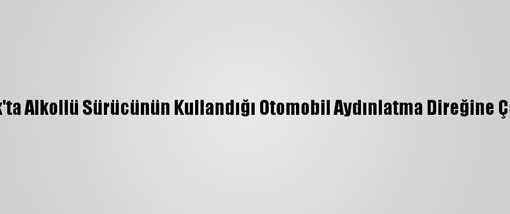 Uşak'ta Alkollü Sürücünün Kullandığı Otomobil Aydınlatma Direğine Çarptı