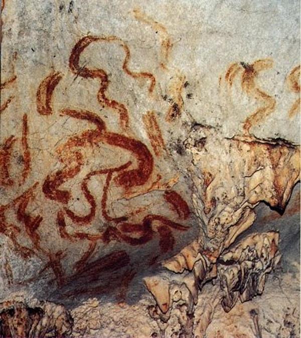 19. 30 bin yıl önce yaşayan ve erken homosapiensler olarak bilinen Cro-Magnon'lar mağara duvarlarına kuzey ışıklarını çizmişlerdir.