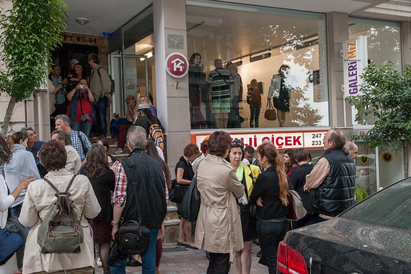 Bihter Yasemin Adalı'nın eserleri bir ay boyunca (14 Ekim-14 Kasım 2020) Teşvikiye Hüsrev Gerede Caddesi No: 64'te Galeri/Miz'de.