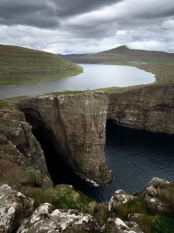 5. "Faroe Adaları'ndaki Trælanípa ayrıca "uçan göl" olarak da biliniyor."