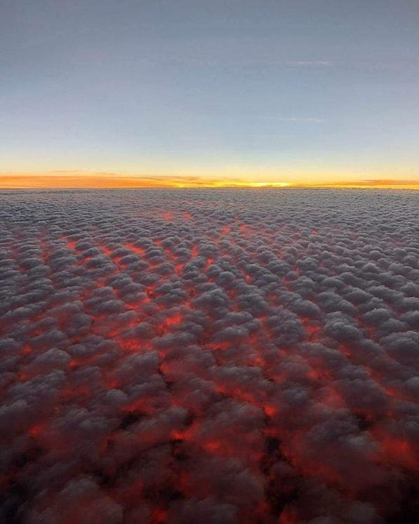 11. "Gün batımında Altokümülüs bulutları lav gibi gözüküyor."