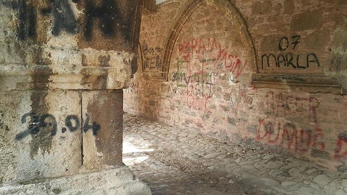 264 Yıllık Cihanoğlu Külliyesi'nin Duvarlarına Yazı Yazılmasına Tepki Gösterildi: 'Önlem Alınmalı'