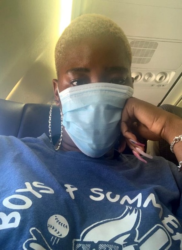 Сначала Кайла поделилась фотографиями с футболкой, которую носила в самолете, но затем сняла ее в середине полета.