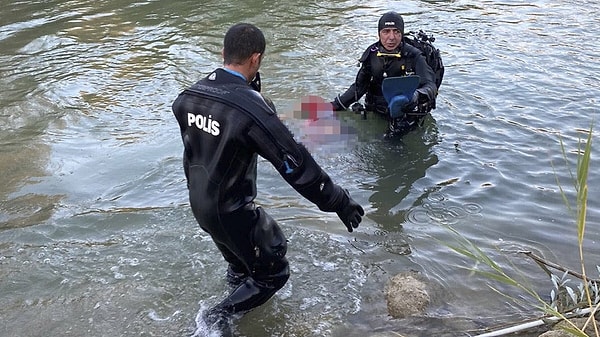 Yine bugün, mevsimlik işçi olan ailesiyle Şanlıurfa'dan geldiği Eskişehir Doğray Mahallesi'nde ayağını yıkadığı sırada nehre düşerek boğulan 13 yaşındaki çocuk işçi Gamze Kakız'ı unutmayacağız.