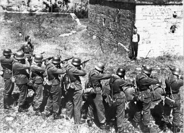 1. Alman askerlerinin Fransız direnişinden Georges Blind'i konuşturmak için düzenlediği sahte idamdan bir görüntü. Blind daha sonra toplama kampında ölmüştü.