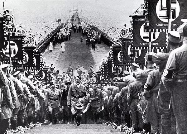 7. Hitler'in başa gelmesinde büyük etkisi olan fotoğrafçı Hoffman'ın perspektifinden, Hitler'in yükselişi.