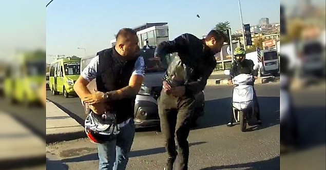 Edinilen bilgiye göre, caddede giden otomobil sürücüsü ile motosikletli arasında yol verme nedeniyle tartışma çıktı.