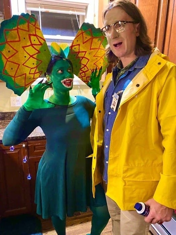 4. Деннис Недри и дилофозавр из фильма "Парк Юрского периода"