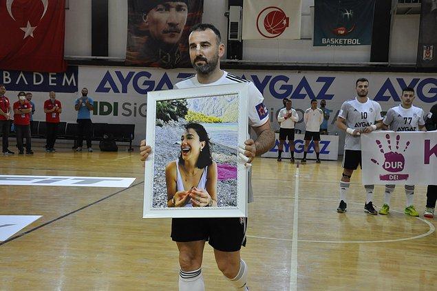 Maç öncesi de sporcular Pınar Gültekin'i andılar...