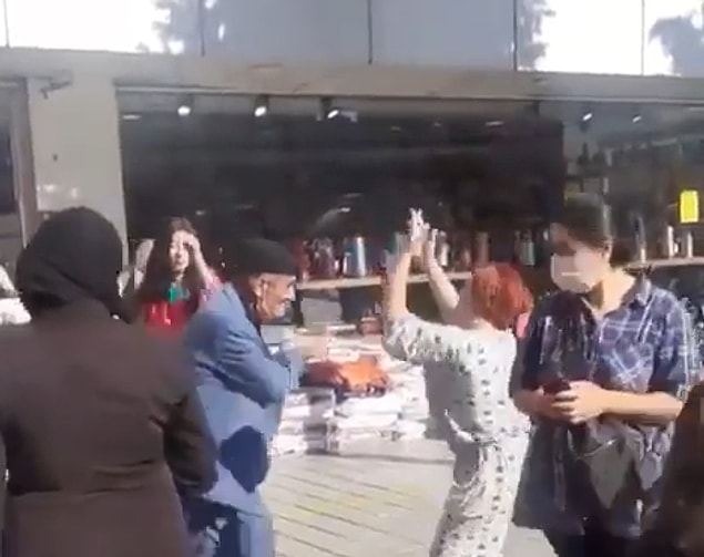Müziğin ritmine kendini kaptıran dede kadınlarla dans etmeye çalışıyor.